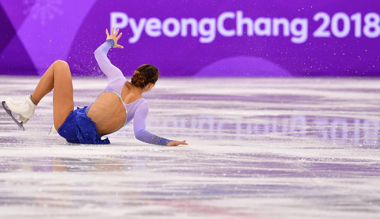 Pemain skating  wanita dari Jerman Nicole Schott terjatuh saat tampil pada Olimpiade Musim Dingin 2018 Pyeongchang di Gangneung, Korea Selatan, Senin (12/2). Olimpiade Musim Dingin digelar dari 9 hingga 25 Februari mendatang. (Mladen ANTONOV/AFP)