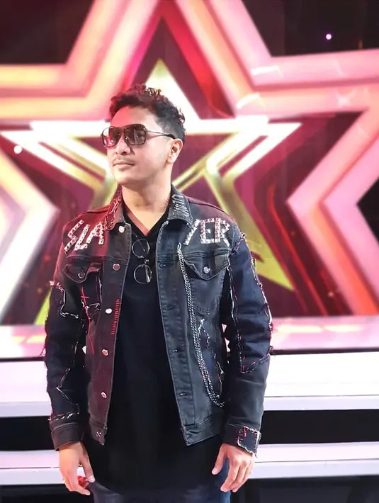 "Pertama, emang orang masih mau dengerin saya nyanyi ya. Kedua, apa saya bisa nyanyiin sebagus yang dinyanyiin om Chrisye," tuturnya. (Instagram/giring)