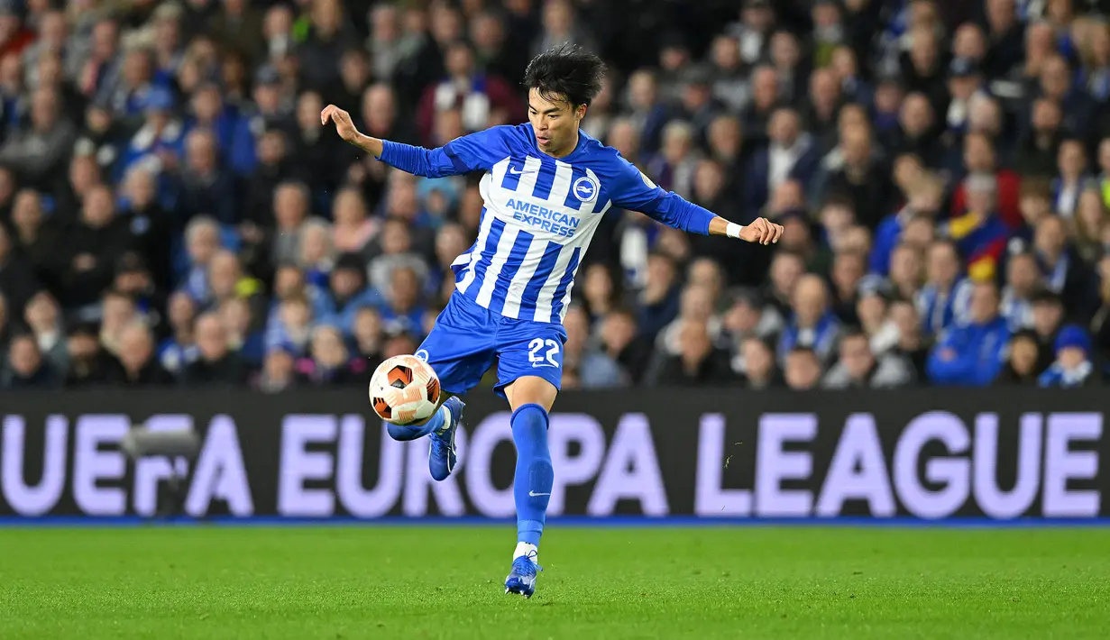 Pemain Brighton, Kaoru Mitoma berusaha melepaskan tembakan ke arah gawang Ajax Amsterdam pada laga Grup B Liga Europa 2023/2024 di American Express Community Stadium, Brighton, Inggris, Jumat (27/10/2023) dini hari WIB. Mitoma berkontribusi atas gol pertama The Seagulls yang dicetak oleh Joao Pedro. (AFP/ Glyn Kirk)