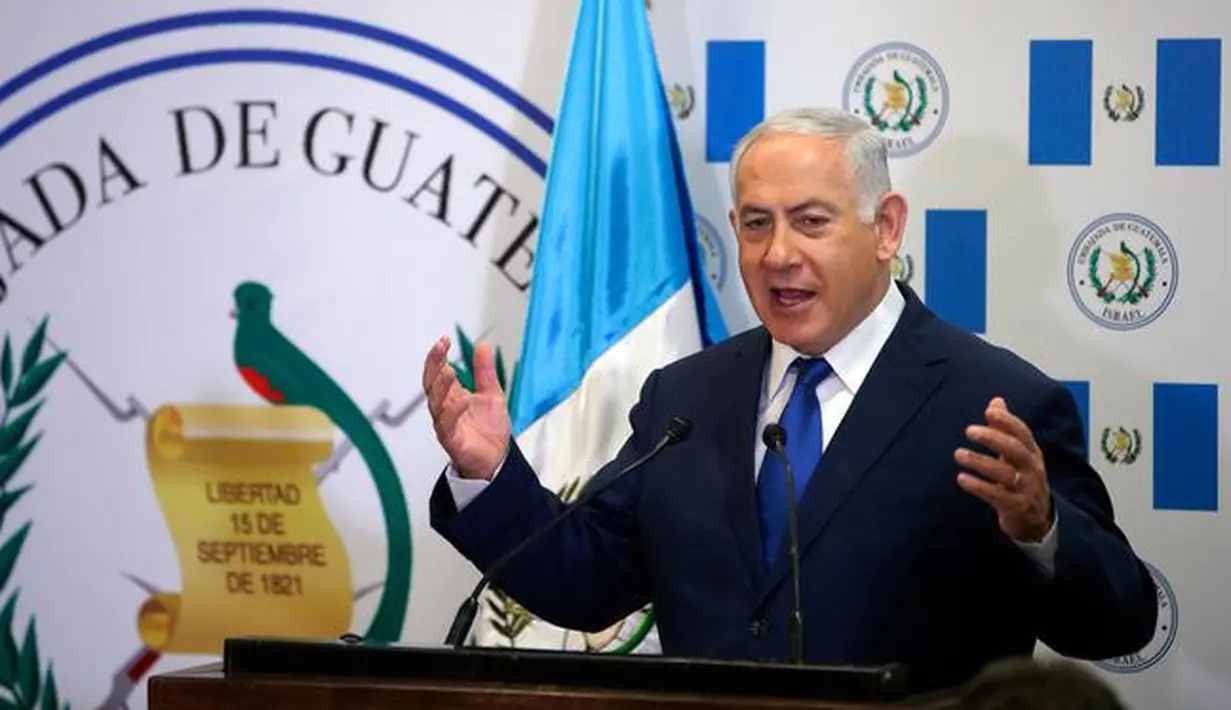 PM Israel Benjamin Netanyahu memberi sambutan saat peresmian Kedubes Guatemala di Yerusalem, Rabu (16/5). Netanyahu menyebut peresmian tersebut adalah tepat karena Guatemala menjadi negara kedua yang mengakui Israel pada 1948. (Ronen Zvulun/Pool via AP)