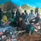 Puluhan TKI Ilegal dan WNA Bangladesh membuat tenda di pinggir jalan karena gagal berangkat ke Malaysia. (Liputan6.com/M Syukur)