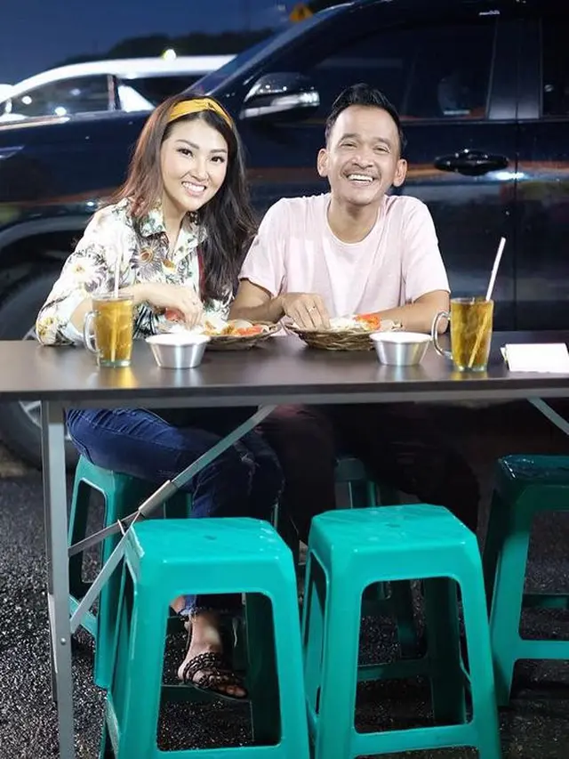 Potret 8 Artis saat Makan di Pinggir Jalan, Tetap Santai
