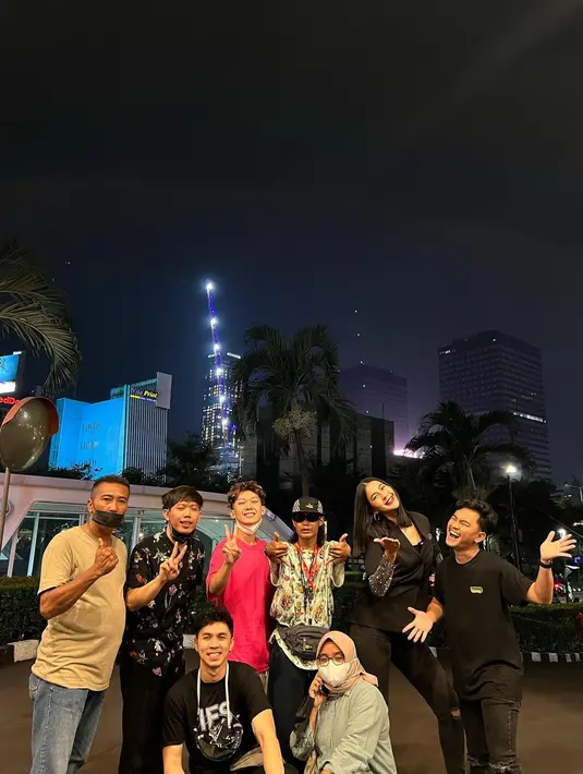 Tak hanya satu foto kebersamaan yang dibagikan. Paula Verhoeven sempat beberapa kali berpose bareng Bonge dan rekan-rekannya.Unggahan ibu dua anak ini sukses menyita perhatian. Dalam 30 menit postingannya disukai lebih dari 16 ribu. Unggahannya pun banjir komentar. (Instagram/ paula_verhoeven)

"