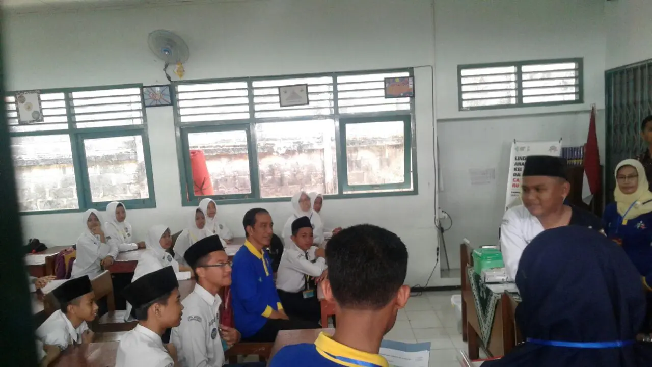 Presiden Joko Widodo (Jokowi) Selasa (1/8/2017) pagi meninjau pemberian imunisasi MR pada imunisasi campak dan rubella (Measless Rubella/MR) di Madrasah Tsnawiyah 10 Yogyakarta. (Foto: Kemenkes RI)