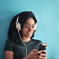 Ilustrasi Mendengarkan Podcast Credit: pexels.com/AndreaPiacquadio