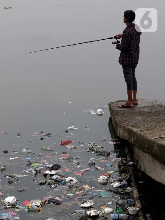 Warga memancing di bibir Waduk Cincin, Jakarta, Sabtu (19/6/2021). Ceceran sampah plastik ini mengganggu kemyamanan warga yang ingin menikmati suasana Waduk Cincin . (Liputan6.com/Helmi Fithriansyah)
