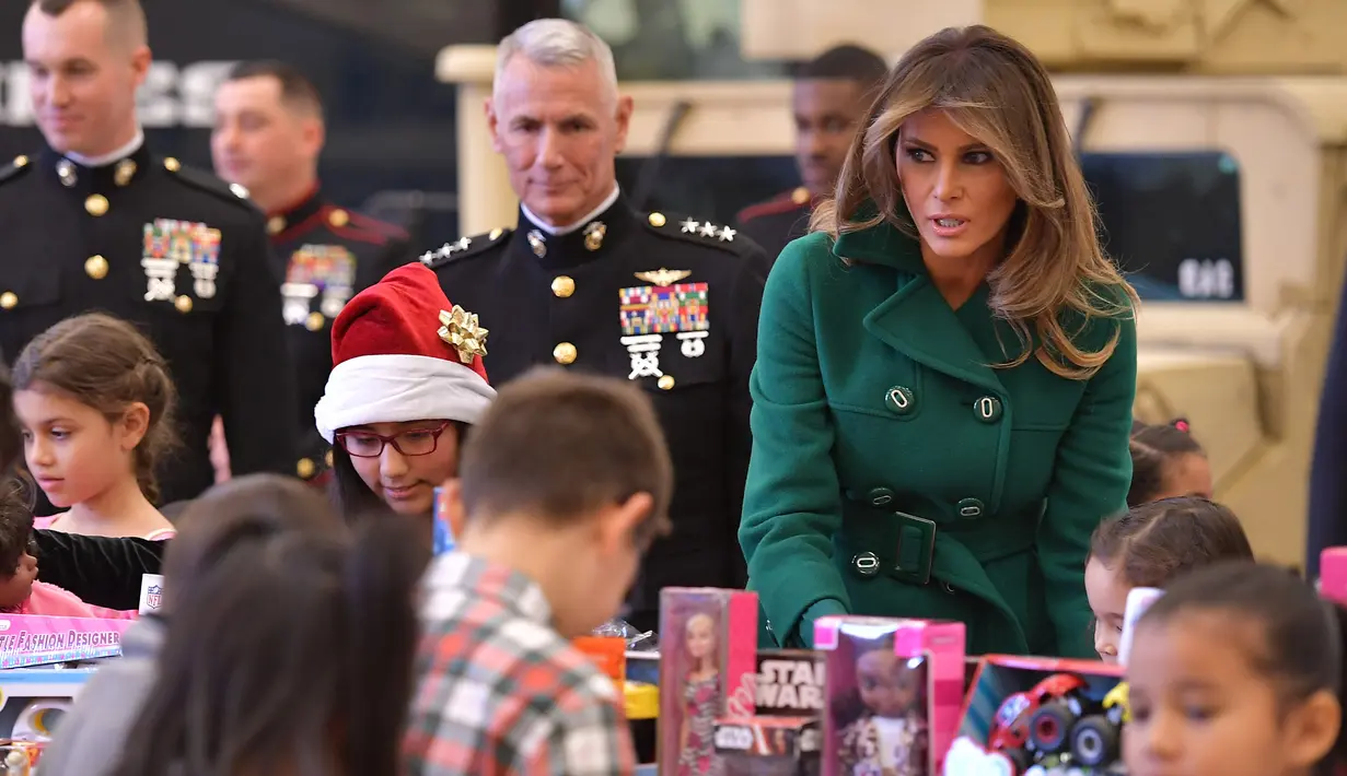 Ibu Negara AS Melania Trump saat mendampingi anak-anak bermain di Kampanye Program Korps Marinir AS "Toys For Tots" di Joint Base Anacostia-Bolling, Washington (13/12). (AFP Photo/mandel Ngan)