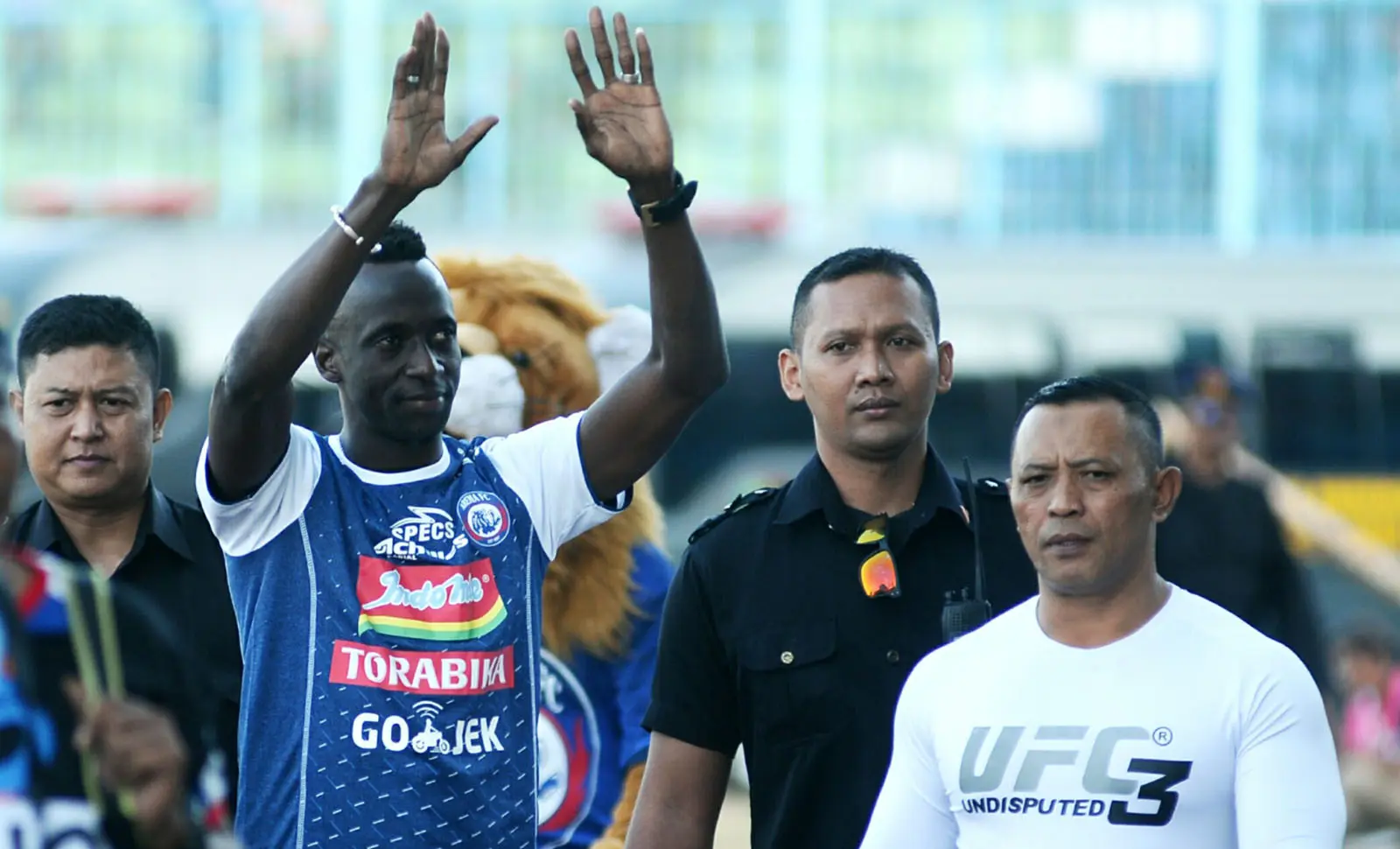 Makan Konate diperkenalkan jadi pemain baru Arema di Stadion Kanjuruhan, Kabupaten Malang, Minggu (15/7/2018). (Bola.com/Iwan Setiawan)