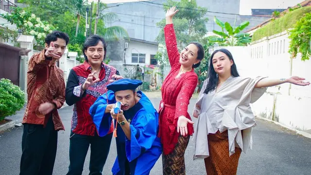 6 Potret Manis Ira Wibowo dan Katon Bagaskara Rayakan Wisuda Radya Bagaskara