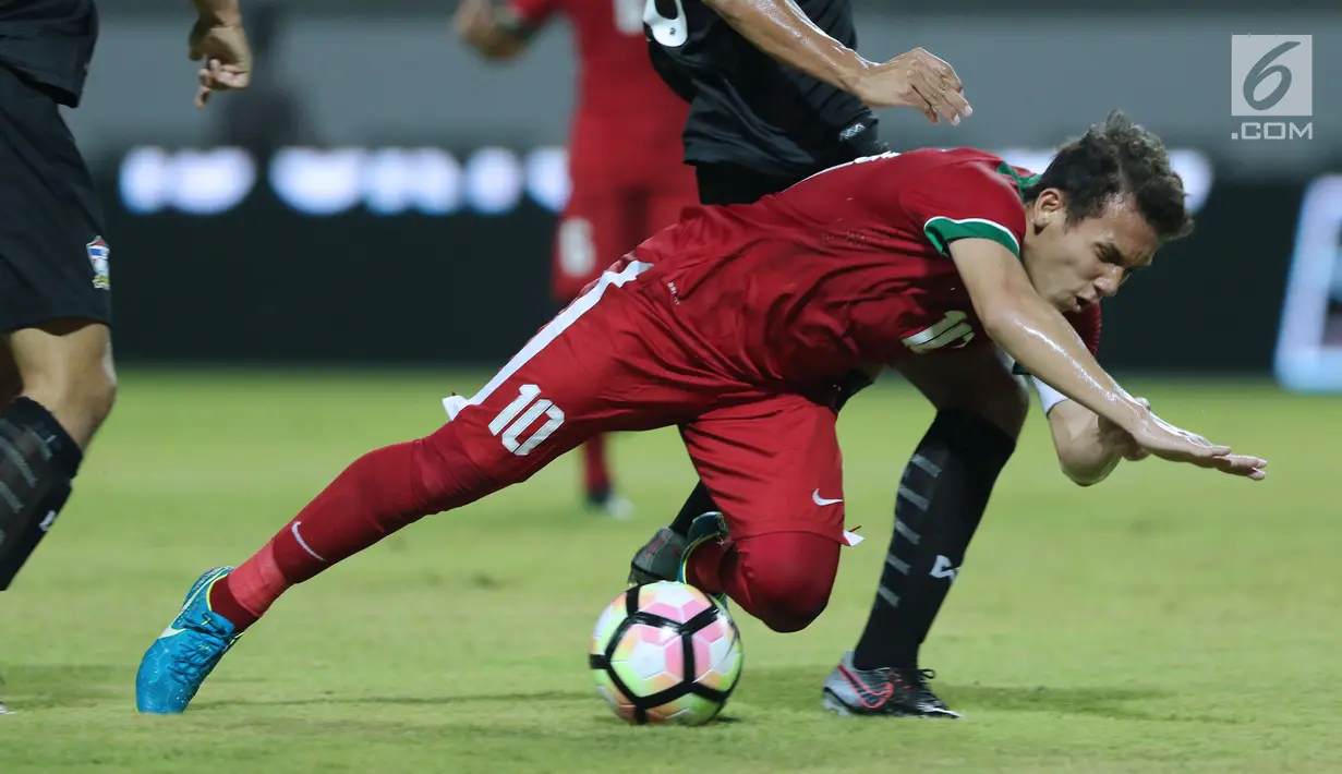 Pemain depan Timnas Indonesia U-19, Egy Maulana Vikri terjatuh saat menembus pertahanan Thailand U-19 pada laga persahabatan di Stadion Wibawa Mukti, Cikarang, Jawa Barat, Minggu (8/10). Indonesia menang 3-0. (Liputan6.com/Helmi Fithriansyah)