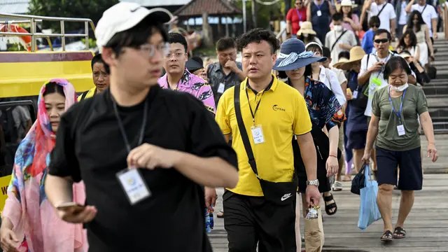 Potret Turis China Berdatangan, Penyeberangan di Bali Ramai