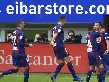 Striker Eibar, Sergi Enrich, merayakan gol yang dicetaknya ke gawang Real Madrid pada laga La Liga di Stadion Ipurua, Eibar, Sabtu (24/11). Eibar menang 3-0 atas Madrid. (AFP/Ander Gillenea)