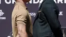 Juara kelas menengah super WBC/WBO/WBA terpadu Canelo Alvarez (kiri) berhadapan dengan Juara Kelas Menengah Super IBF yang tak terkalahkan Caleb Plant saat konferensi pers di Beverly Hills, California, 21 September 2021. Pertarungan keduanya akan berlangsung di Las Vegas. (AP Photo/Mark J. Terrill)