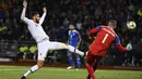 Striker Prancis, Olivier Giroud, berusaha membobol gawang Islandia pada laga Kualifikasi Piala Eropa 2020 di Reykjavik, Sabtu (11/10). Islandia kalah 0-1 dari Prancis. (AFP/Jonathan Nackstrand)