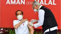 Presiden Jokowi menerima suntikan dosis pertama vaksin Covid-19 dari Sinofac di Kompleks Istana Kepresidenan Jakarta, Rabu (13/1/2021). (dok. Instagram @jokowi/https://www.instagram.com/p/CJ-E6m6BG0W/?igshid=1b084nq8y5ux/Dinny Mutiah)