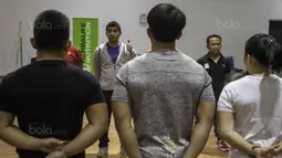 Pelatih angkat besi Indonesia, Aveenash Pandoo, memberikan arahan saat latihan di Gymnasium Sabilulungan, Jawa Barat, Jumat (21/7/2017). Tim angkat besi Indonesia melakukan persiapan jelang SEA Games 2017 Malaysia. (Bola.com/Vitalis Yogi Trisna)