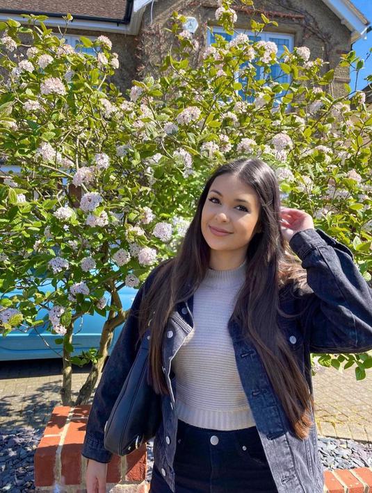 Sosok Ria Andrews memang bikin para pria terpesona. (FOTO: instagram.com/ria.travelwithmeri/)