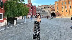 Penyanyi sekaligus aktris yang tidak takut dengan ular ini memang kerap mencuri perhatian banyak netizen. Sejak kemunculannya di dunia hiburan, sosok Aura Kasih sampai saat ini selalu eksis. Bahkan tidak jarang unggahan Instagramnya kerap menjadi sensasi yang mengundang begitu banyak antusias para netizen. (Liputan6.com/IG/@aurakasih)