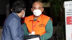 Wali Kota nonaktif Bekasi Rahmat Effendi usai menjalani pemeriksaan di Gedung KPK, Jakarta, Selasa (25/1/2022). Rahmat Effendi diperiksa perdana setelah ditahan sebagai tersangka dugaan penerimaan suap pengadaan barang, jasa serta lelang jabatan di Pemkot Bekasi. (Liputan6.com/Helmi Fithriansyah)