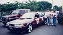 Barisan mobil yang siap mengadu kecepatan di Opel Otomotif Drag Race 1996. Salah satunya si Mazda 626 Capella sudah siap dengan nomor start di bodinya. (Source: Instagram/@groupotomotif1990)