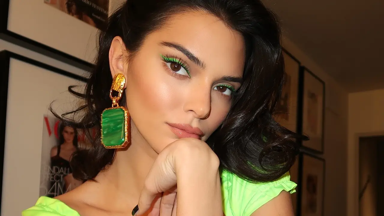 Bukan Living Coral, Kendall Jenner Buka 2019 dengan Busana Hijau Neon