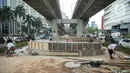 Aktivitas pekerja saat merampungkan proyek revitalisasi trotoar di sepanjang Jalan Satrio-Casablanca, Jakarta Selatan, Selasa (10/12/2019). Kawasan ini akan menjadi tempat warga berkegiatan. (Liputan6.com/Faizal Fanani)
