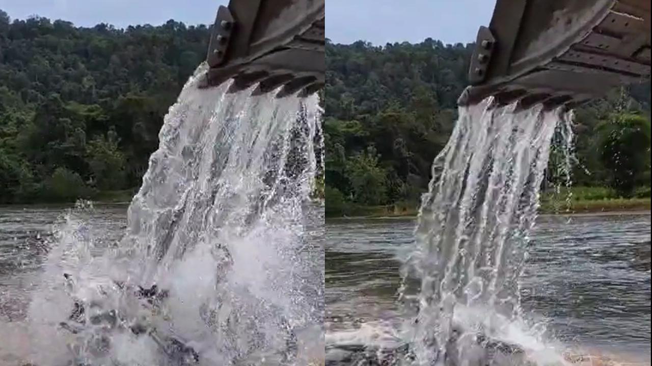 Mencuci motor pakai kendaraan alat berat