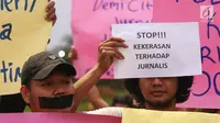 Wartawan dari berbagai media dalam Wartawan Hitam Jakarta menggelar unjuk rasa di depan Istana Merdeka, Jakarta, Kamis (26/9/2019). Mereka meminta Kapolri untuk memeriksa dan mengadili oknum Polisi yang telah melakukan pemukulan dan perampasan alat kerja wartawan. (Liputan6.com/Angga Yuniar)