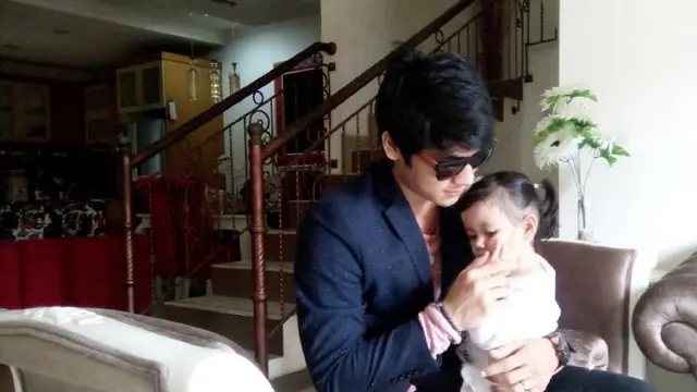 Potret Rizky Billar Momong Ponakan. (Sumber: Instagram/rizkybillar)