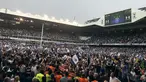  Supporter Tottenham Hotspur berada di lapangan usai pertandingan Tottenham Hotspur melawan MU di stadion White Hart Lane, London, (14/5). Pertandingan Spurs di Stadion ini merupakan yang terakhir dan akan pindah ke stadion baru. (AP/Frank Augstein)