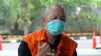 Wakil Ketua DPRD Lampung Tengah Raden Zugiri mengenakan masker saat tiba di Gedung KPK, Jakarta, Rabu (24/7/2019). Raden diperiksa sebagai tersangka terkait dugaan suap serta gratifikasi pengadaan barang dan jasa di lingkungan pemerintahan Lampung Tengah pada tahun 2018. (merdeka.com/Dwi Narwoko)