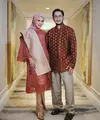 Dengan tema &ldquo;Koral Merona&rdquo;, keduanya mengenakan koleksi terbaru Puspa Senandika dari @svarna_byikatindonesia milik Didiet Maulana, yang memadukan keanggunan budaya tradisional dengan sentuhan gaya kontemporer. [@wanda_haraa/@didietmaulana].