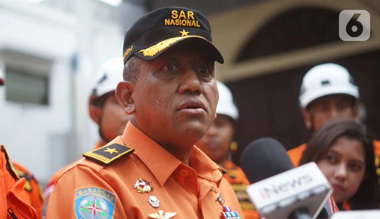 Direktur Operasi Basarnas Brigjen TNI (Mar) Budi Purnama menyampaikan keterangan terkait kedatangan jenazah yang diduga warga negara China yang hilang saat tengah menyelam di Pulau Sangiang, Bandara Halim Perdanakusuma, Jakarta, Senin (11/11/2019). (Liputan6.com/Immanuel Antonius)