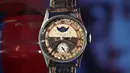 Menurut rilis berita, rekor itu termasuk "hasil tertinggi dari semua jenis Patek Philippe Ref 96 yang pernah terjual". (Photo by Peter PARKS / AFP)