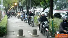 Citizen6, Jakarta: Para pengguna sepeda motor melewati ruas jalan trotoar pejalan kaki di Jl. Kebon Sirih, Jakarta. Yang kerap dilakukan setiap hari oleh pengguna roda dua tersebut. (Pengirim: Yorri Farli)
