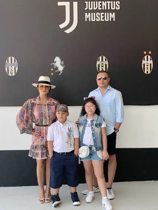 Tak ingin melewatkan kesempatan, Raul Lemos dan Krisdayanti beserta kedua anaknya berfoto di depan museum klub sepakbola Juventus. (Liputan6.com/IG/krisdayantilemos)
