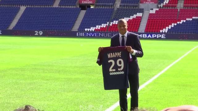 Berita video pemain pinjaman PSG dari AS Monaco, Kylian Mbappe, yang disambut karpet merah. This video presented by BallBall.