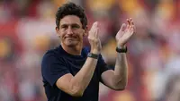 Pelatih kepala Brentford asal Irlandia, Keith Andrews, memberi tepuk tangan kepada para penggemar setelah pertandingan Liga Inggris antara Brentford dan Tottenham Hotspur di Stadion Komunitas Gtech di London pada 22 Agustus 2026. (Adrian Dennis/AFP)