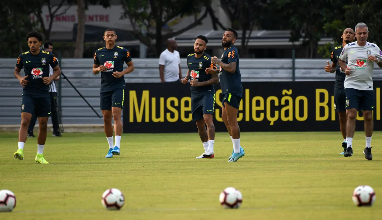 Penyerang Brasil, Neymar (tengah) bersama rekan-rekannya melakukan pemanasan saat mengikuti sesi latihan tim di Singapura (7/10/2019).  Brasil akan menghadapi Senegal pada pertandingan persahabatan di Singapore National Stadium pada 10 Oktober 2019. (AFP Photo/Roslan Rahman)