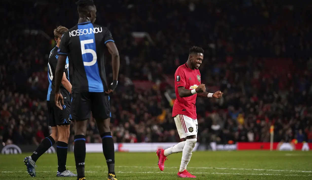 Gelandang Manchester United, Fred (kanan) berselebrasi dengan rekannya usai mencetak gol ke gawang Club Brugge  pada leg kedua 32 besar Liga Europa di Old Trafford, Inggris, Kamis, (27/2/2020). Fred mencetak dua gol dipertandingan ini dan mengantar MU menang telak 5-0. (AP Photo/Dave Thompson)