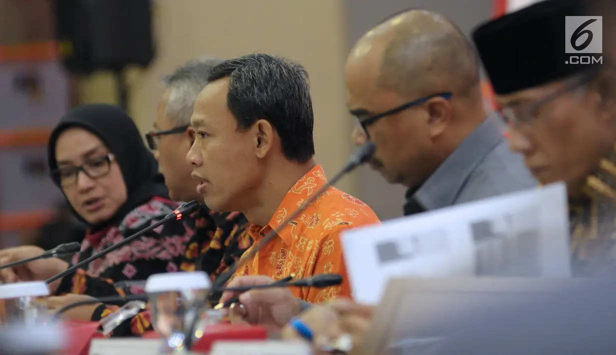 Komisioner KPU, Pranomo Ubaid Tanthowi (tengah) menyampaikan Uji Publik Rancangan Peraturan KPU terkait Pemilu 2019 di Jakarta, Senin (19/3). Uji Publik diikuti perwakilan dari partai poltik peserta Pemilu 2019. (Liputan6.com/Helmi Fithriansyah)