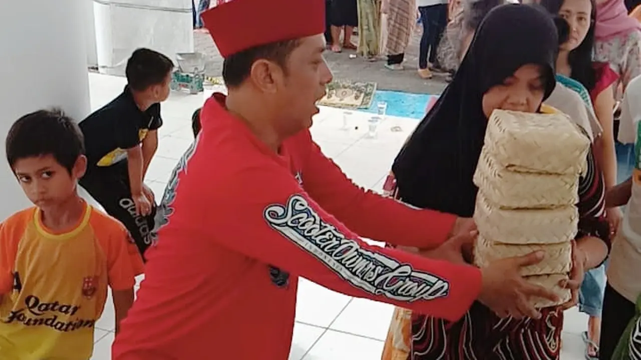 Penggunaan besek untuk mengemas daging kurban kali pertama dilakukan masyarakat Muarasanding Garut, Jawa Barat sebagai upaya mengurangi ketergantungan pada penggunaan plastik