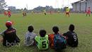 Fans Cilik antusias menyaksikan sesi latihan Persija Jakarta di Lapangan POR Sawangan, Sabtu (21/1/2017). Pada latihan ini Hong Soon-hak, Willian Pacheco, dan juga ikon Persija, Bambang Pamungkas belum hadir. (Bola.com/Nicklas Hanoatubun)