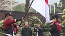 Atlet berbagai cabang olahraga mencium bendera merah putih ketika mengikuti pengukuhan dan pelepasan kontingen Indonesia untuk SEA Games ke-32 Kamboja di Lapangan Kementerian Pemuda dan Olahraga (Kemenpora), Jakarta, Selasa (2/5/2023). (Liputan6.com/Herman Zakharia)