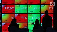 Karyawan melintasi layar yang menampilkan Indeks Harga Saham Gabungan (IHSG) saat acara Penutupan Perdagangan Bursa Efek Indonesia Tahun 2022 di Jakarta, Jumat (30/12/2022). PT Bursa Efek Indonesia (BEI) mencatat ada 59 perusahaan yang melakukan Initial Public Offering (IPO) atau pencatatan saham sepanjang 2022. Pada penutupan perdagangan akhir tahun, Indeks Harga Saham Gabungan (IHSG) ditutup lesu 0,14% atau 9,46 poin menjadi 6.850,62. (Liputan6.com/Angga Yuniar)