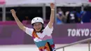 Skater Jepang Momiji Nishiya tersenyum setelah memenangkan final street skateboarding putri Olimpiade Tokyo 2020 di Tokyo, Jepang, 26 Juli 2021. Tampil di Ariake Park, Momiji mengukir rekor di buku sejarah Olimpiade usai meraih medali emas pada women's street. (AP Photo/Ben Curtis)