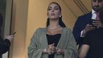 Kekasih Ronaldo, Goergina Rodrigues terlihat menyaksikan langsung laga 16 besar Piala Dunia 2022 antara Portugal melawan Swiss yang berlangsung di Lusail Stadium, Rabu (07/12/2022) dini hari WIB. (AFP/Patricia De Melo Moreira)