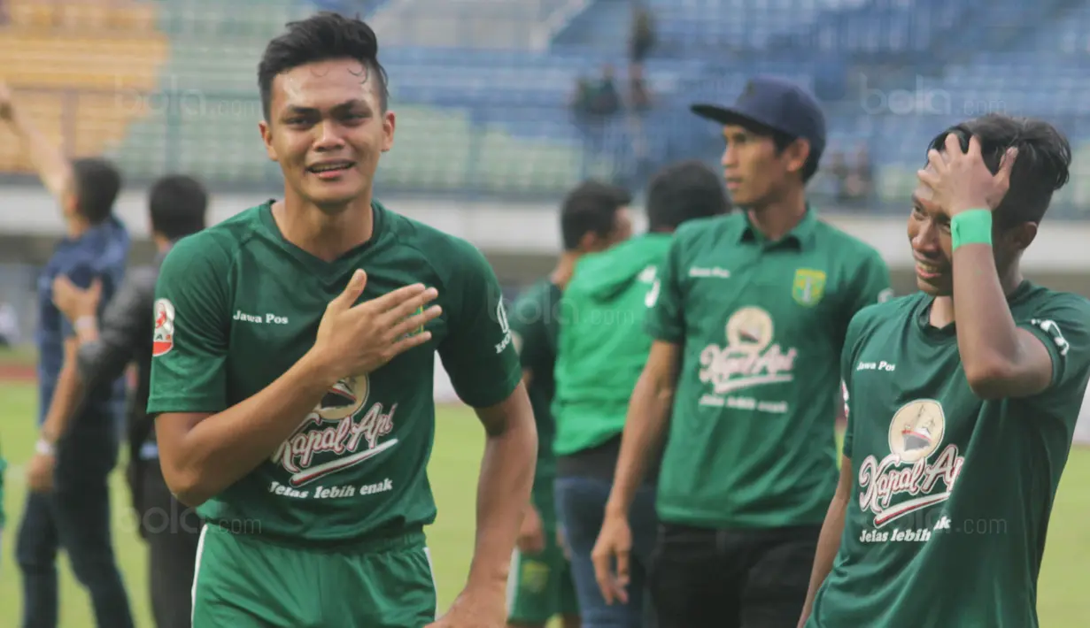 Bek Persebaya, Rachmat Irianto, menangis merayakan kemenangan atas Martapura FC pada laga semifinal Liga 2 2017 di Stadion GBLA, Bandung, Sabtu (25/11/2017). Persebaya menang 3-1 atas Martapura FC. (Bola.com/Ronald Seger)