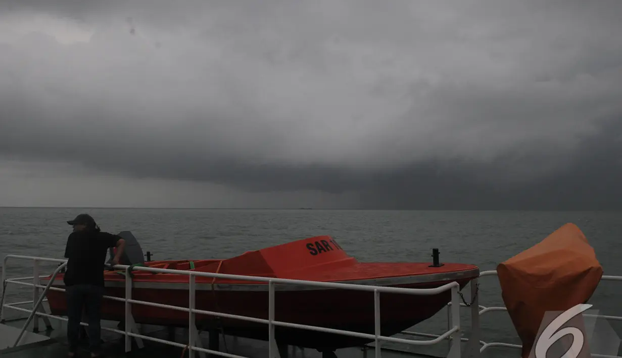 Sebuah perahu dipersiapkan untuk mencari jenazah penumpang dan puing pesawat AirAsia QZ8501, Perairan Pangkalan Bun, Kalteng, Minggu (4/1/2015). (Liputan6.com/Herman Zakharia)