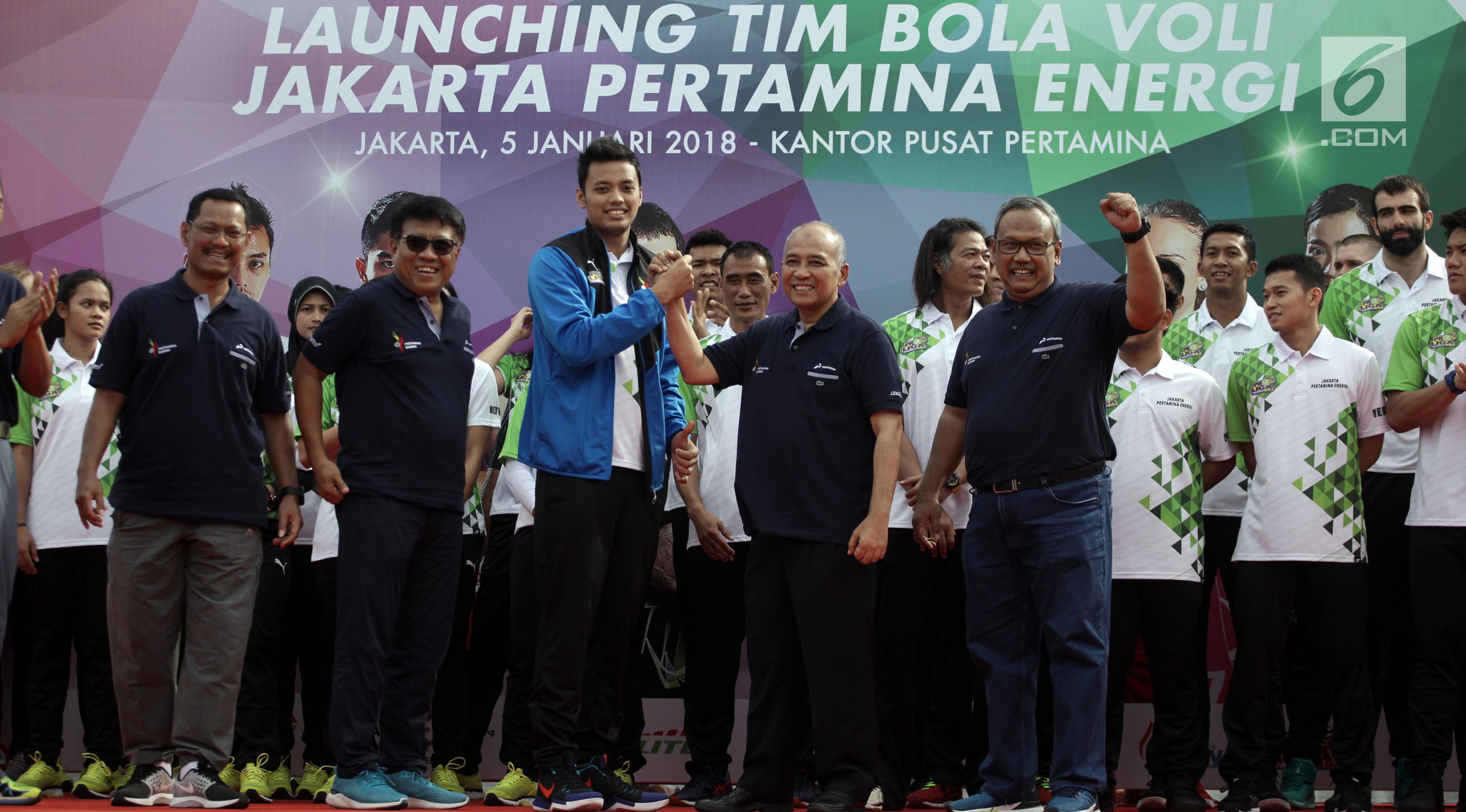 Kapten tim putra Agung Seganti (tengah) berjabat tangan dengan Direktur Pemasaran Pertamina Muchamad Iskandar saat Launching Tim Bola Voli Jakarta Pertamina Energi di Kantor Pusat Pertamina, Jakarta, Jumat (5/1). (Liputan6.com/Arya Manggala)